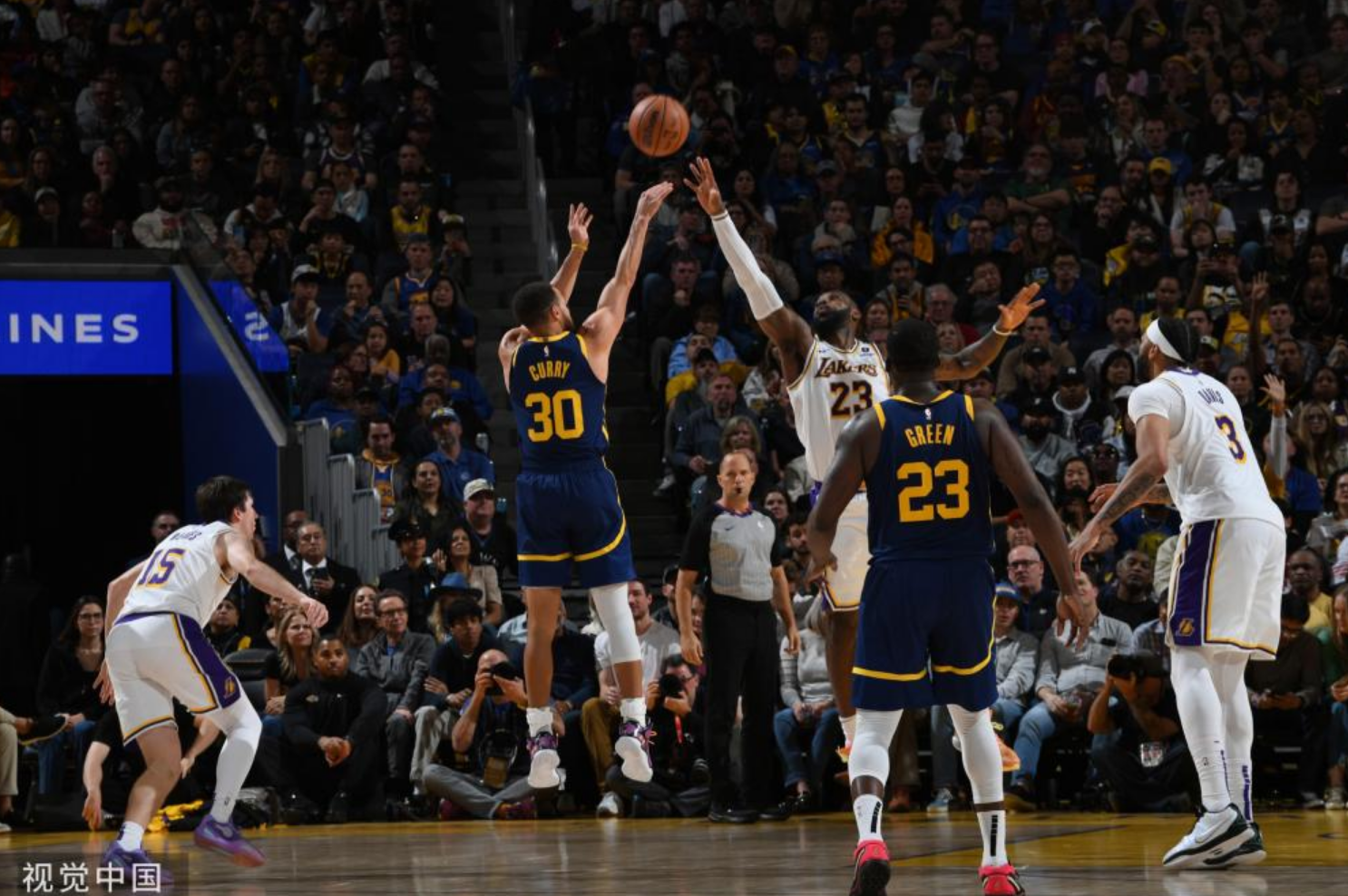 库里在美国队比赛中突破纪录，回归赛场引发热议！