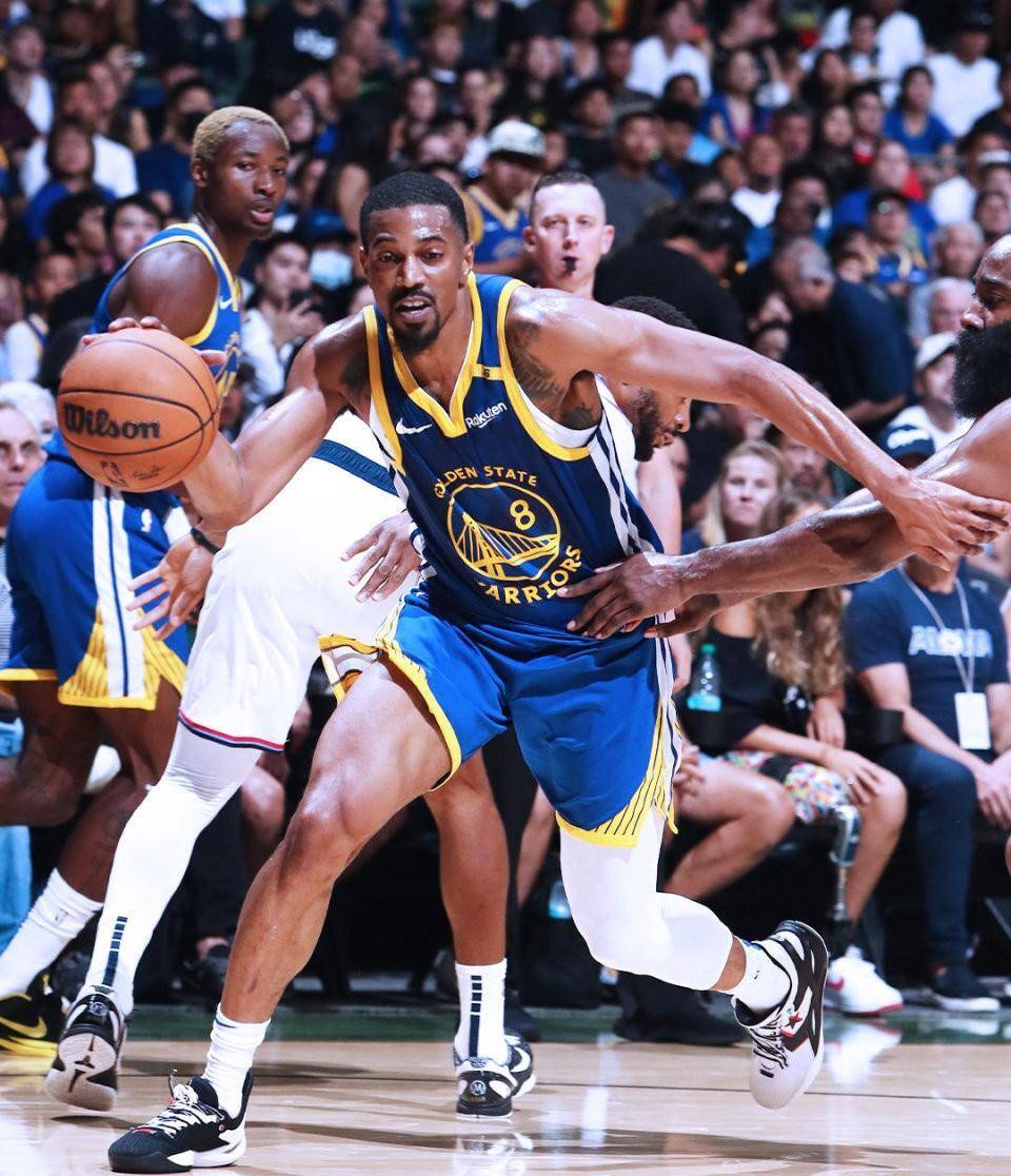 勇士球星三分绝杀，全场观众热烈欢呼，进入认为这些.